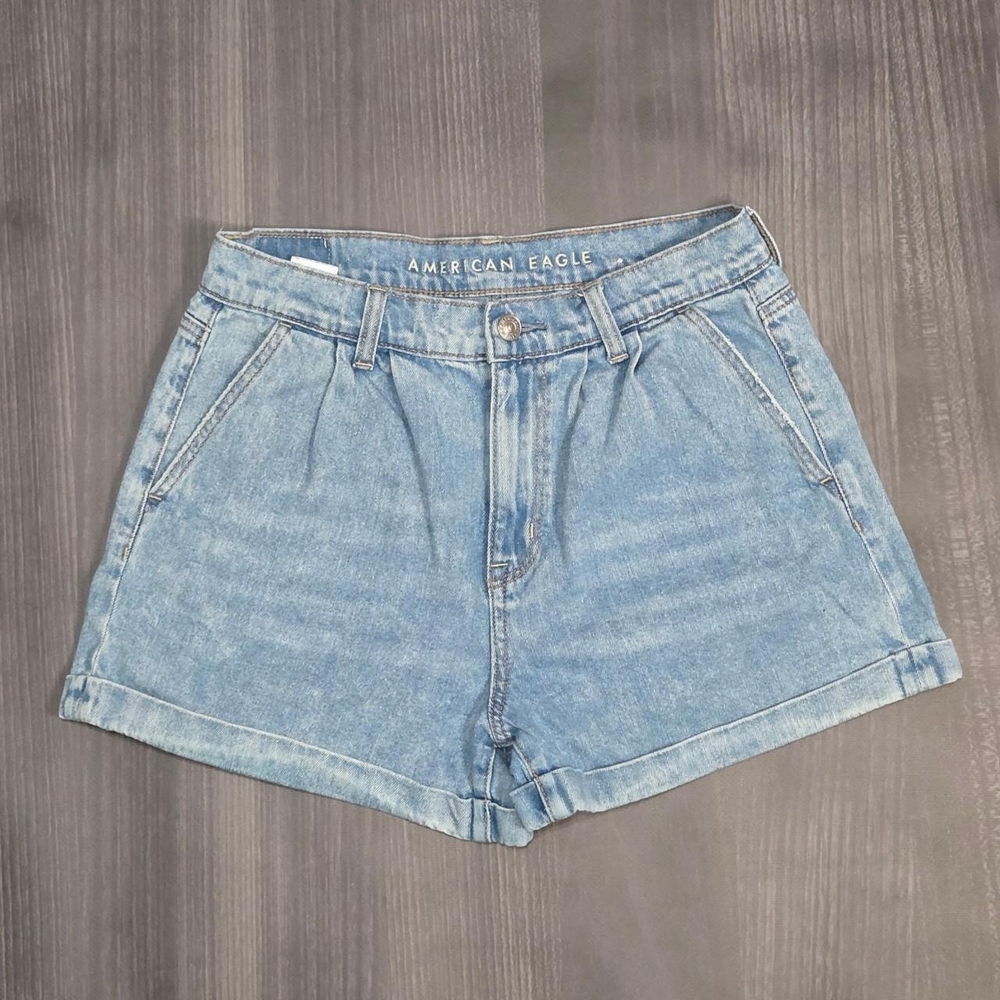 American Eagle Light Blue Denim High Rise Cuffed Mom Shorts Womens Size 4